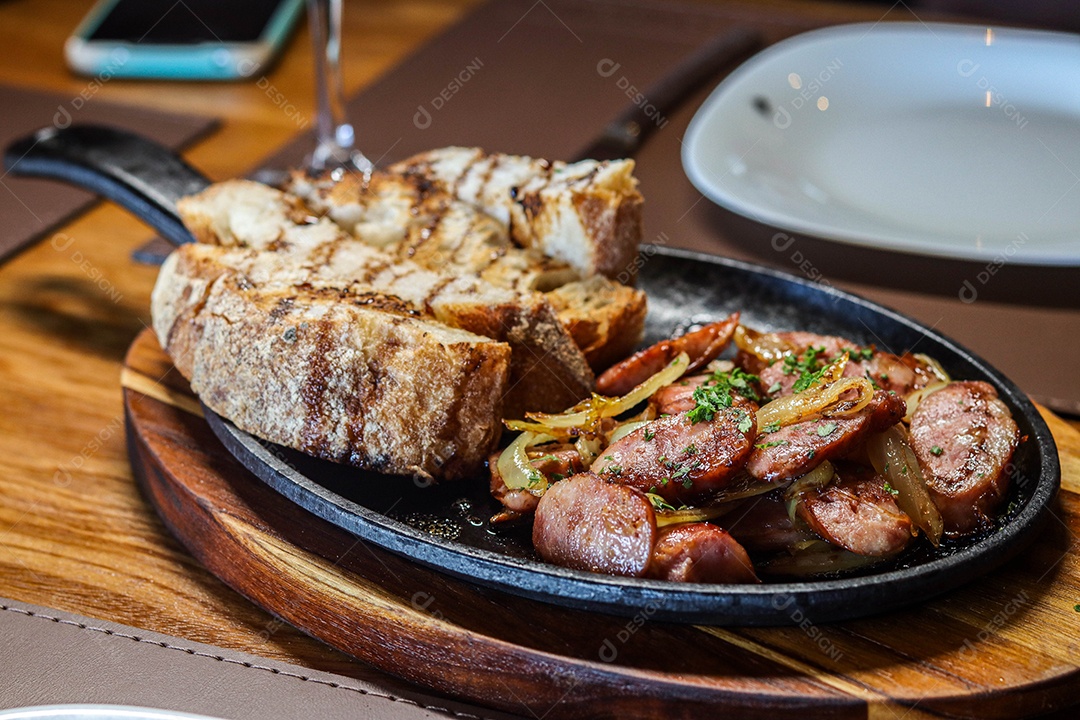 Prato de carne na chapa com calabresas acompanhado