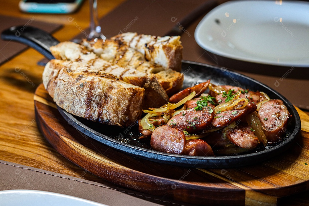 Prato de carne na chapa com calabresas acompanhado
