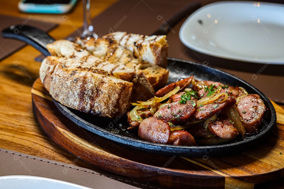 Prato de carne na chapa com calabresas acompanhado