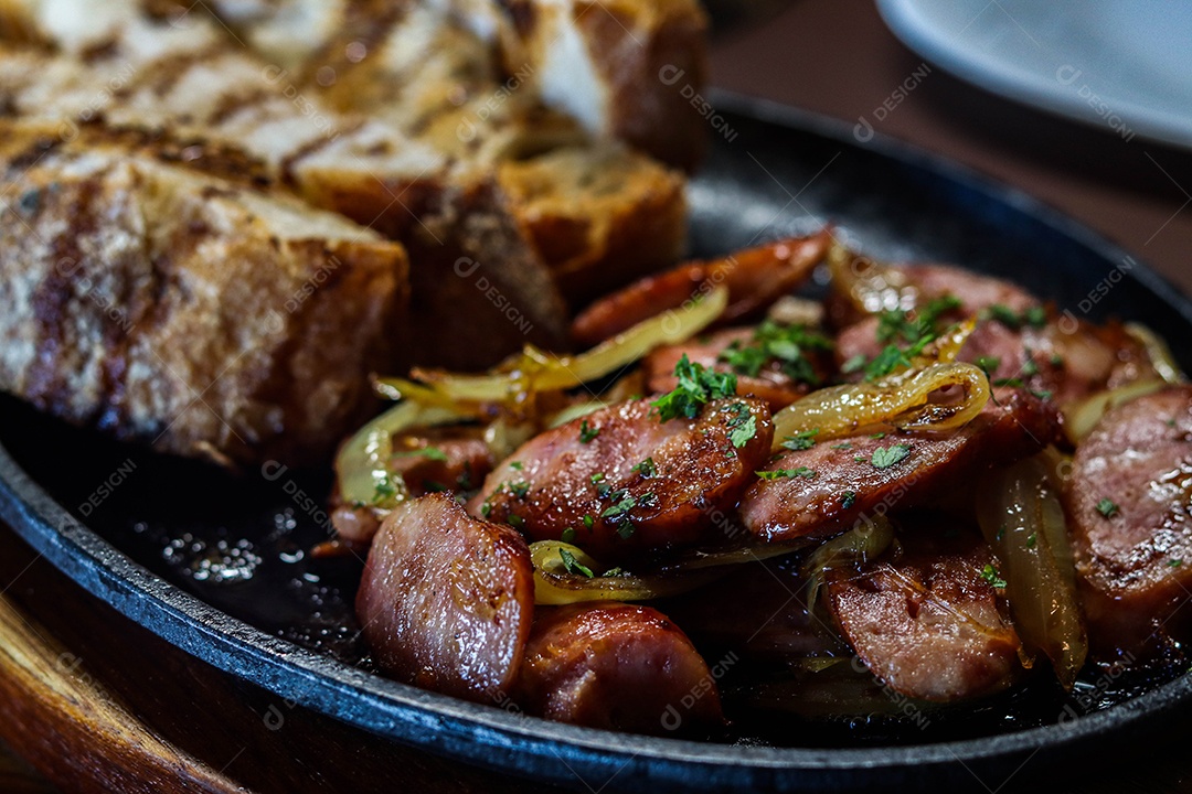 Prato de carne na chapa com calabresas acompanhado