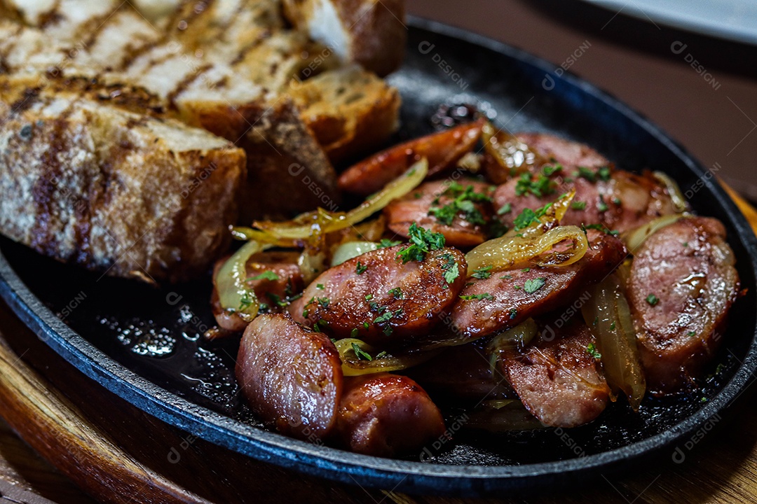 Prato de carne na chapa com calabresas acompanhado