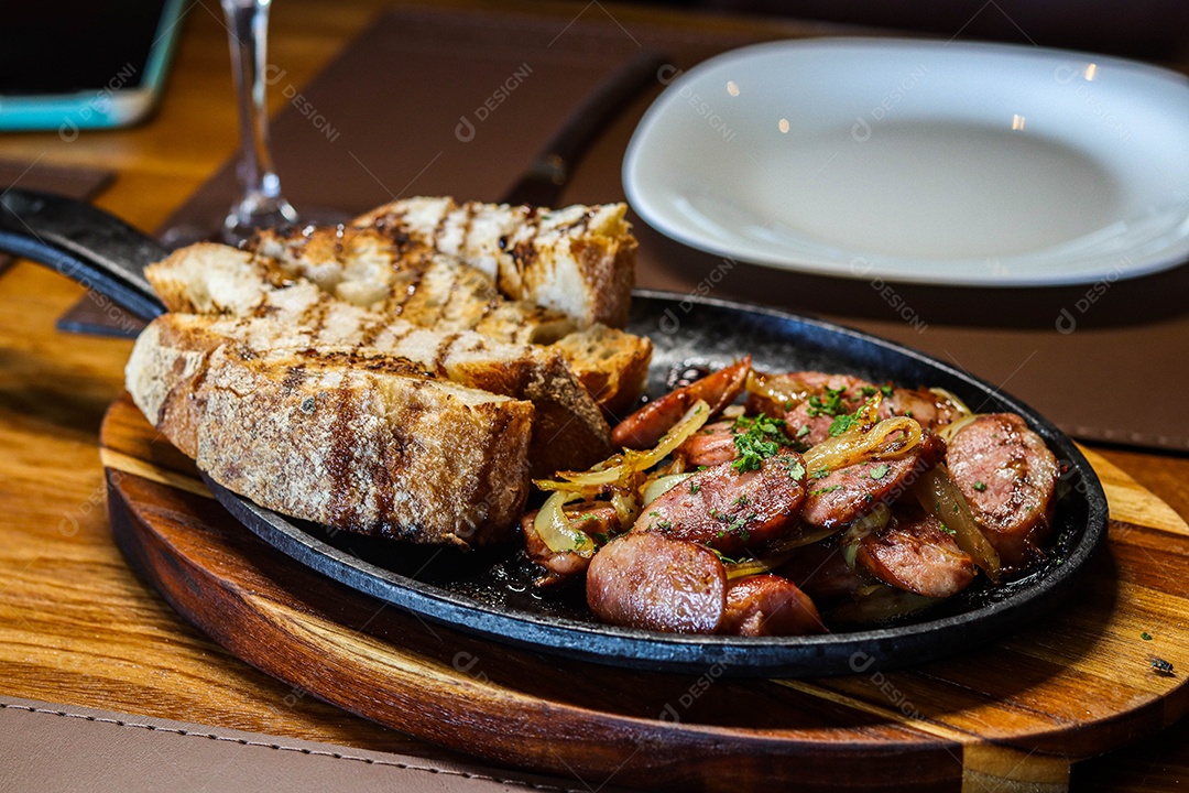 Prato de carne na chapa com calabresas acompanhado