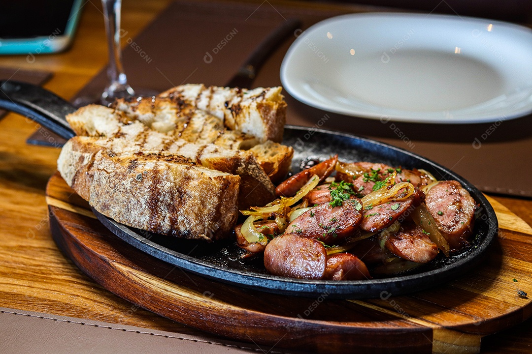 Prato de carne na chapa com calabresas acompanhado