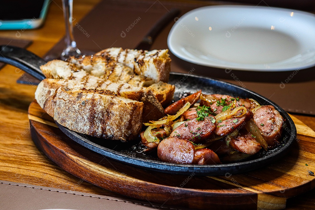 Prato de carne na chapa com calabresas acompanhado