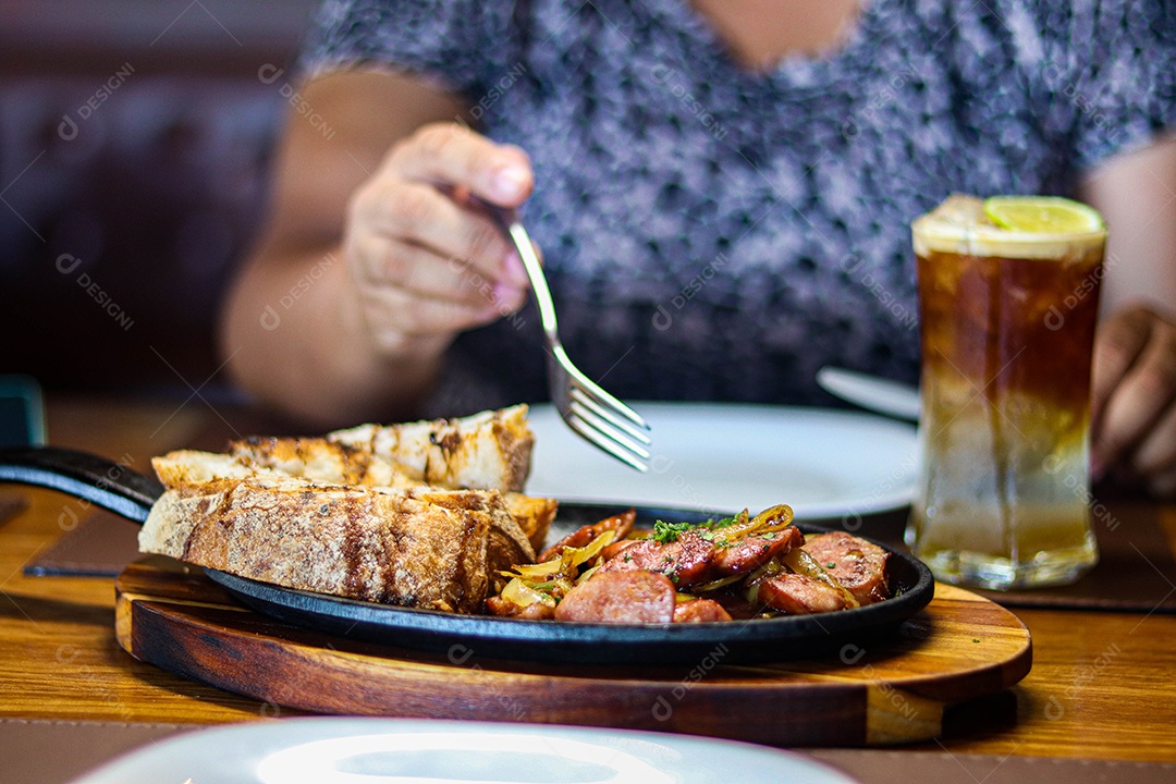 Pessoa sobre restaurante se alimentando sobre churrascaria