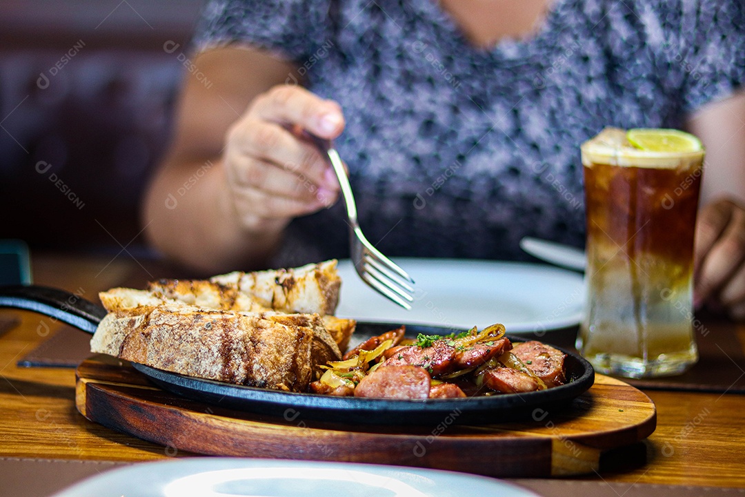 Pessoa sobre restaurante se alimentando sobre churrascaria