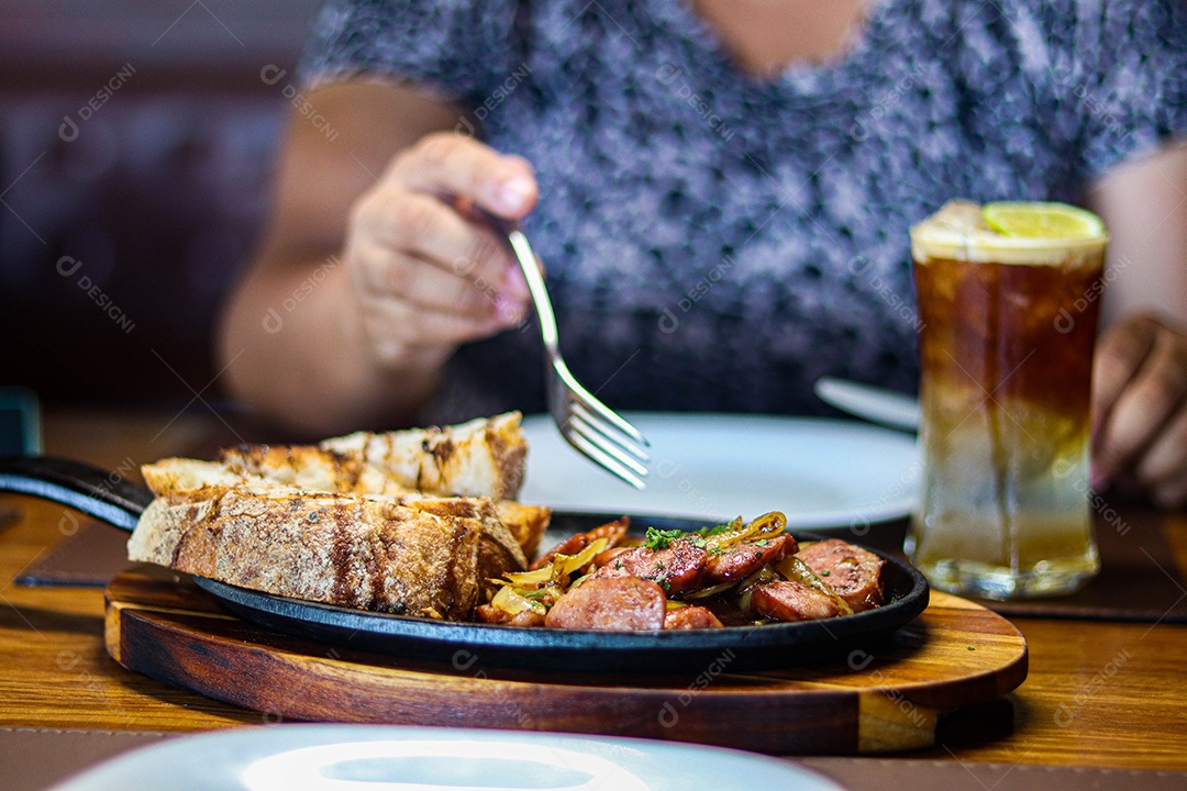Pessoa sobre restaurante se alimentando sobre churrascaria