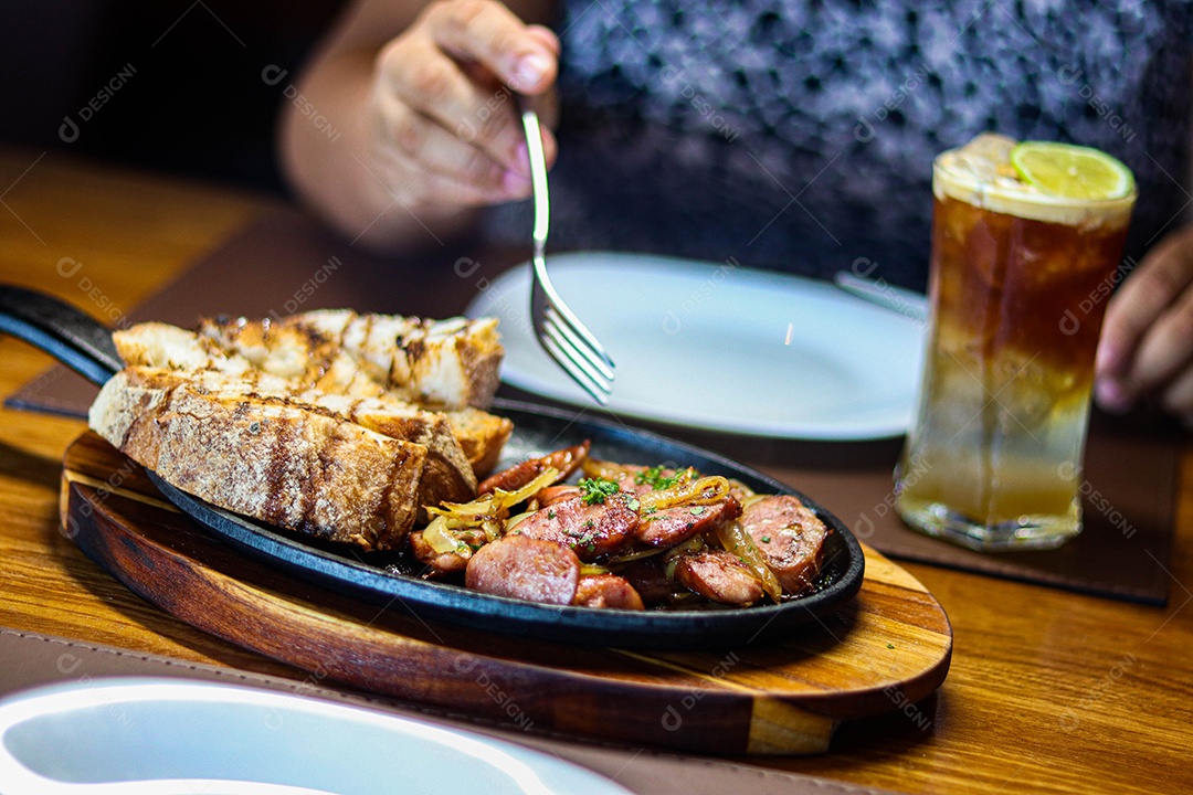 Pessoa sobre restaurante se alimentando sobre churrascaria