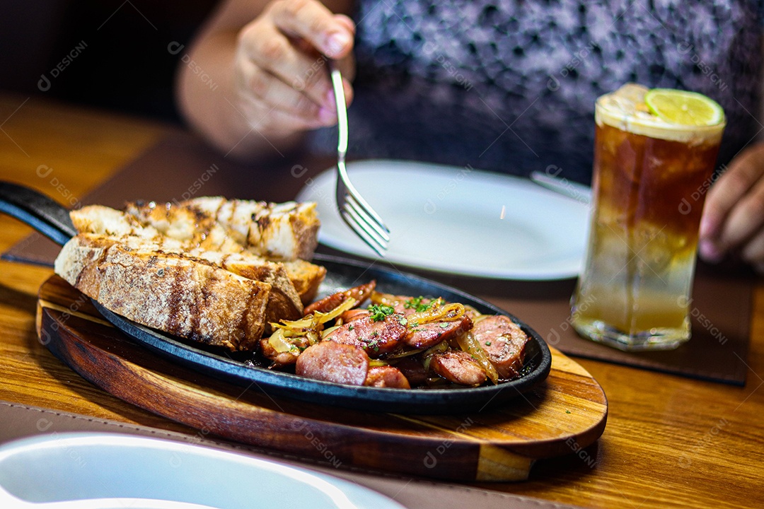 Pessoa sobre restaurante se alimentando sobre churrascaria