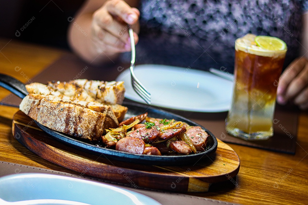 Pessoa sobre restaurante se alimentando sobre churrascaria