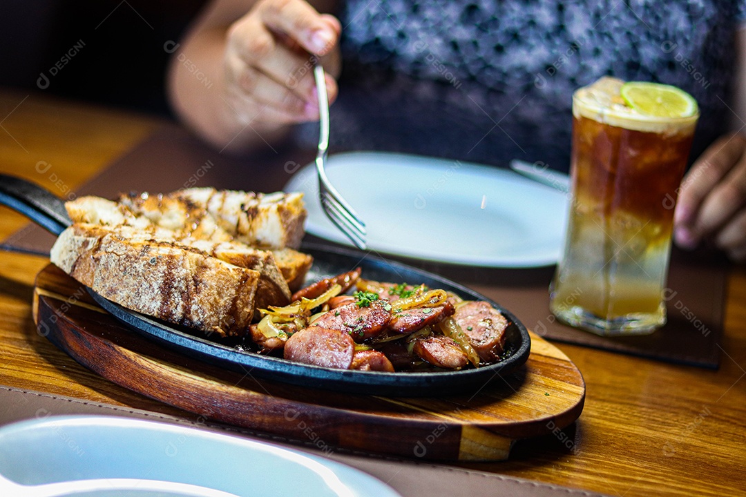 Pessoa sobre restaurante se alimentando sobre churrascaria