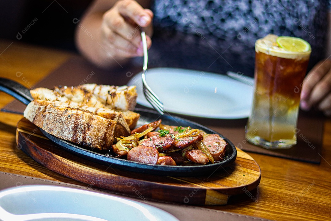 Pessoa sobre restaurante se alimentando sobre churrascaria