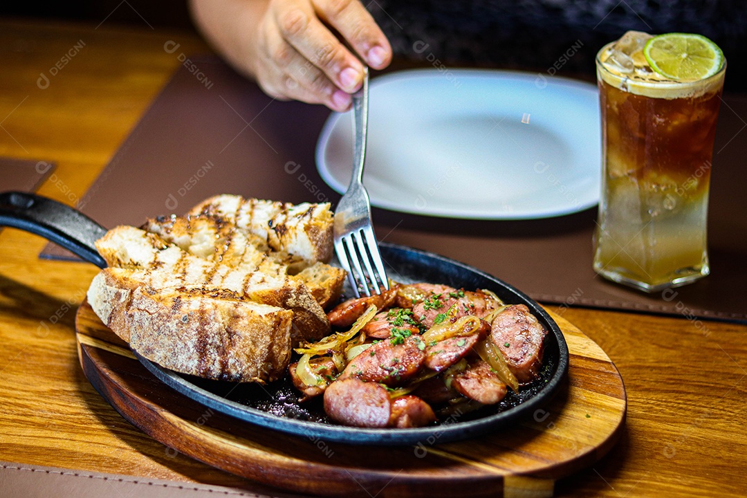 Pessoa sobre restaurante se alimentando sobre churrascaria