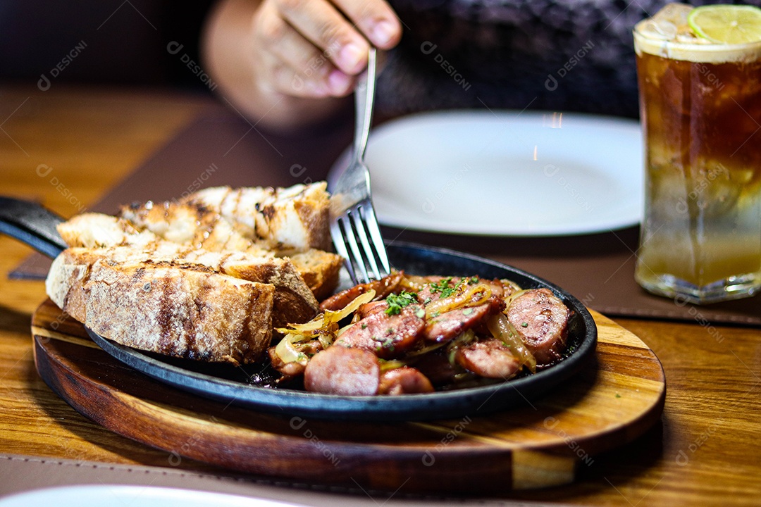 Pessoa sobre restaurante se alimentando sobre churrascaria
