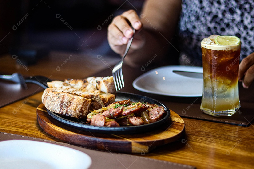 Pessoa sobre restaurante se alimentando sobre churrascaria