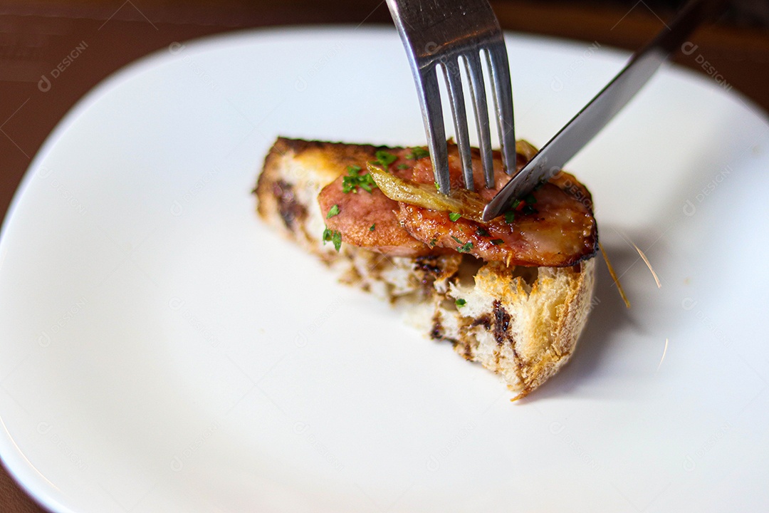 Bolo recheado de carne talheres sobre prato branco