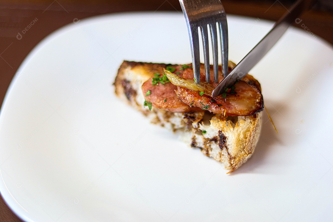 Bolo recheado de carne talheres sobre prato branco