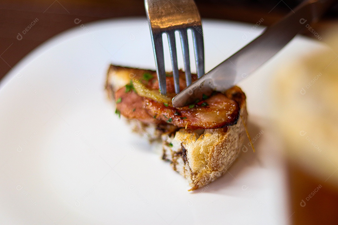 Bolo recheado de carne talheres sobre prato branco