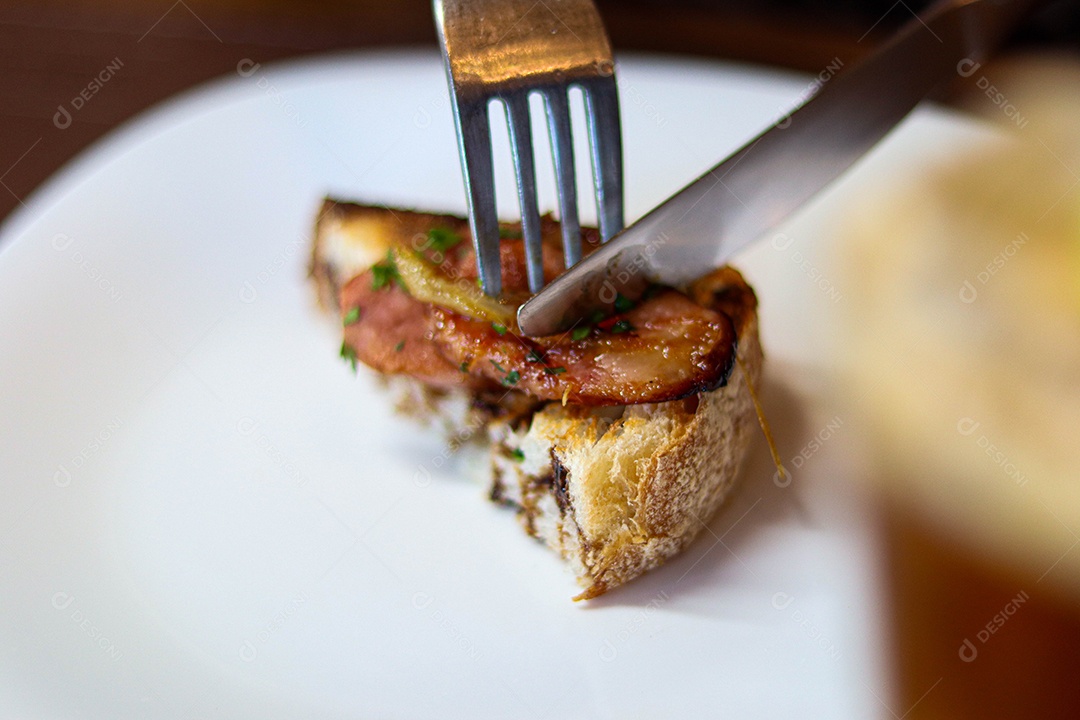 Bolo recheado de carne talheres sobre prato branco