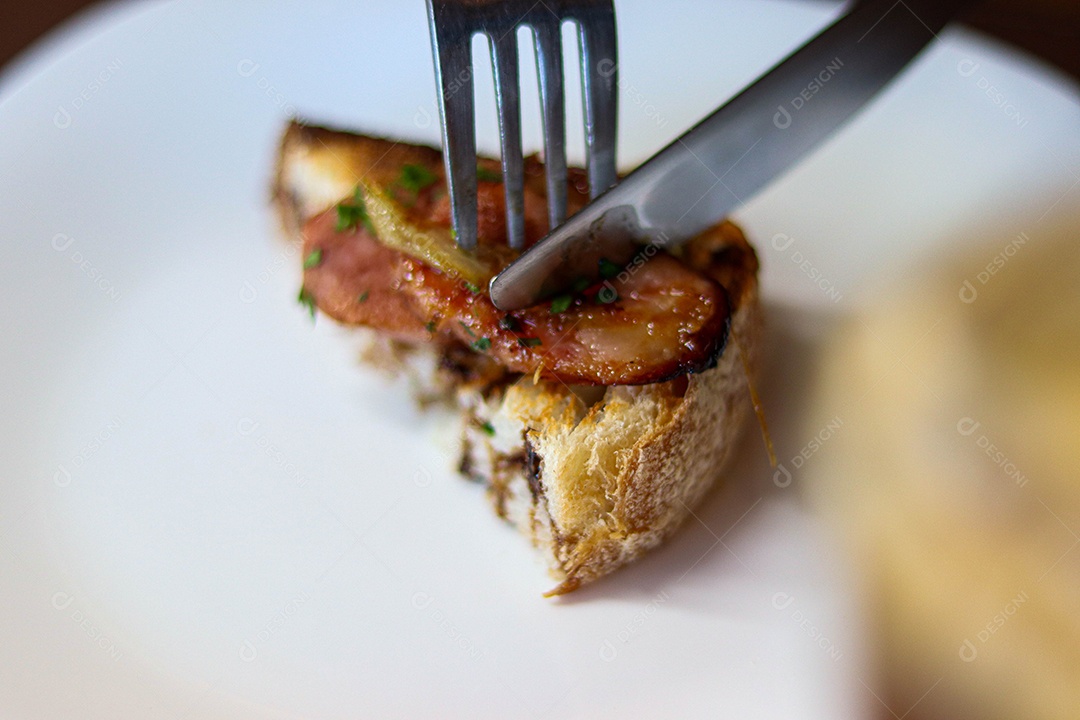 Bolo recheado de carne talheres sobre prato branco