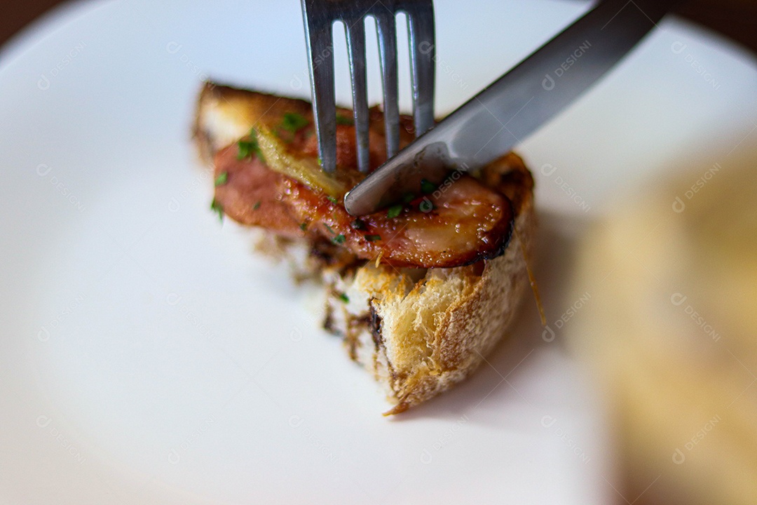 Bolo recheado de carne talheres sobre prato branco