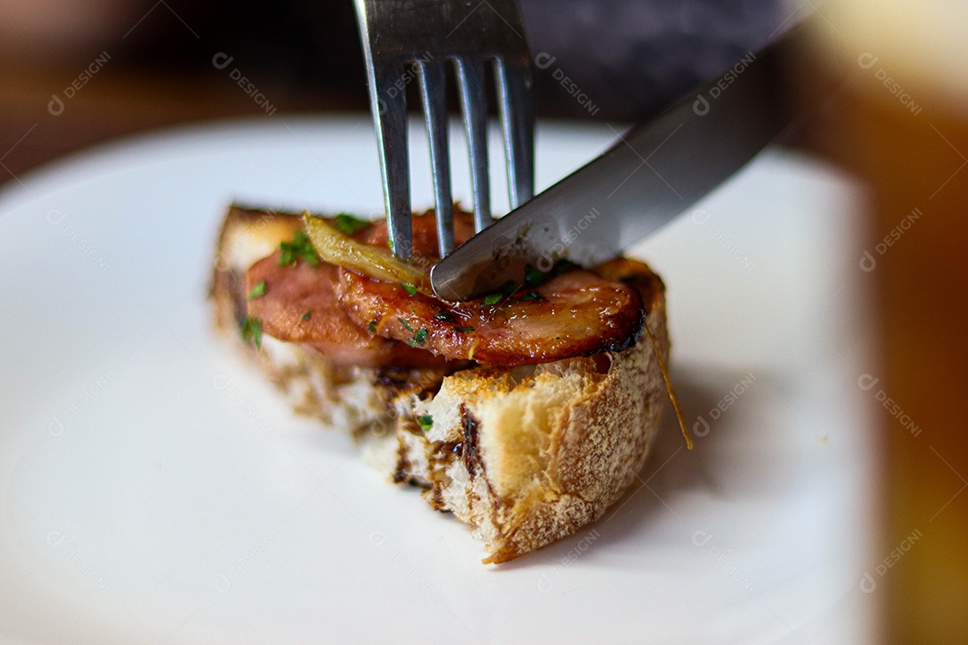 Bolo recheado de carne talheres sobre prato branco