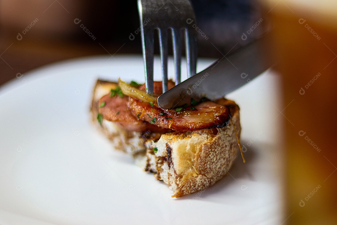 Bolo recheado de carne talheres sobre prato branco