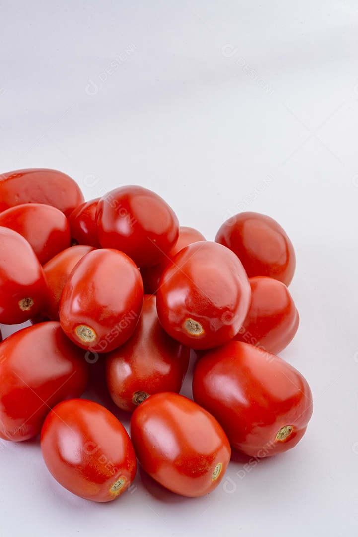 Tomates isolados no fundo branco.