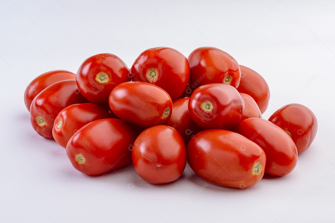 Tomates isolados no fundo branco.