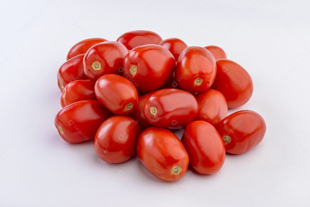 Tomates isolados no fundo branco.