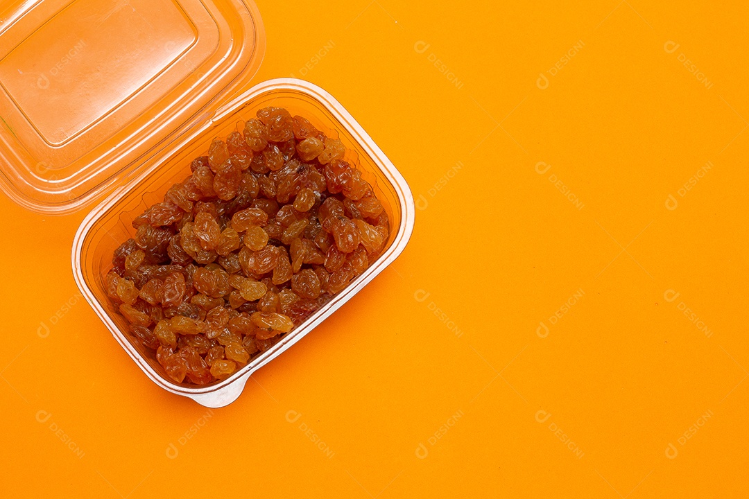 tigela cheia de passas em um fundo colorido