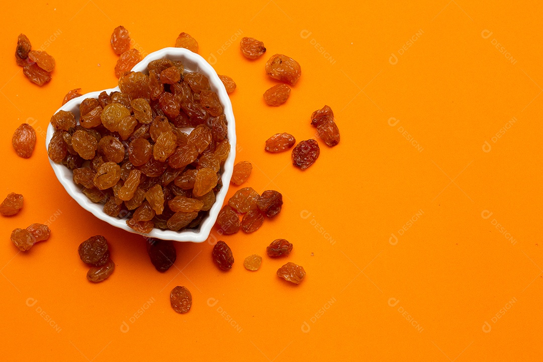 tigela cheia de passas em um fundo colorido