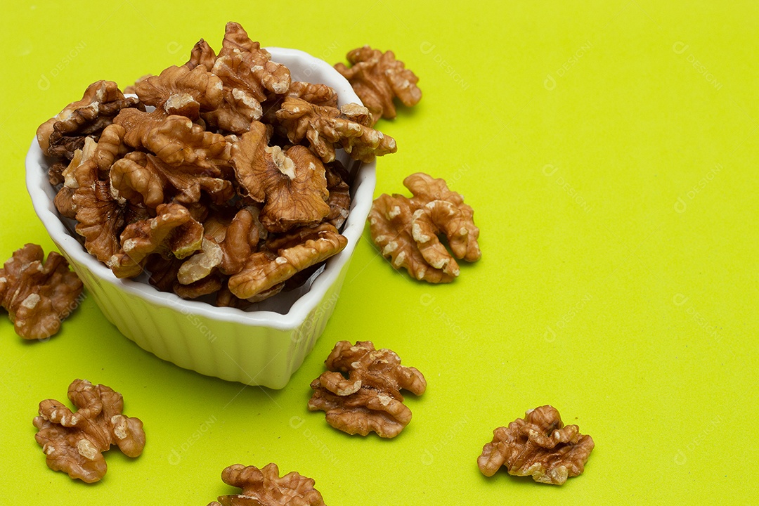 tigela cheia de amêndoas em um fundo colorido