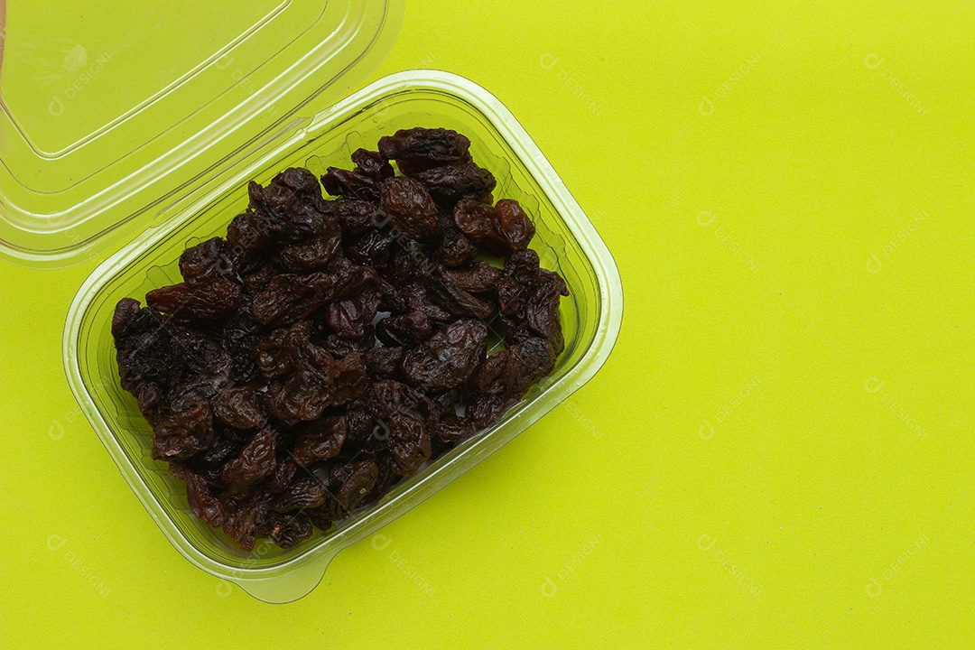 tigela cheia de passas em um fundo colorido