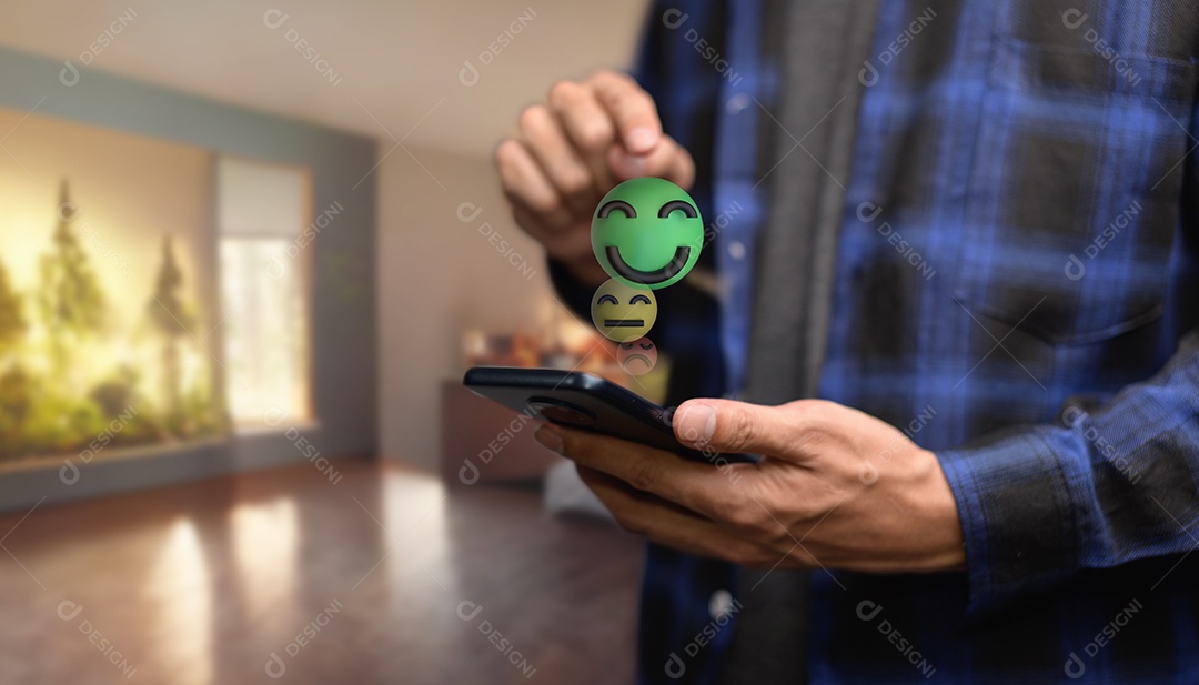 Sorriso feliz, boa classificação de feedback, pense positivo, avaliação do cliente