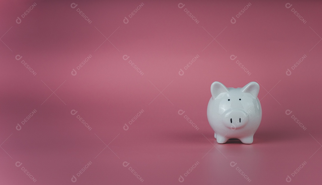 Cofrinho branco sobre um fundo rosa. Conceitos de poupança e investimento.
