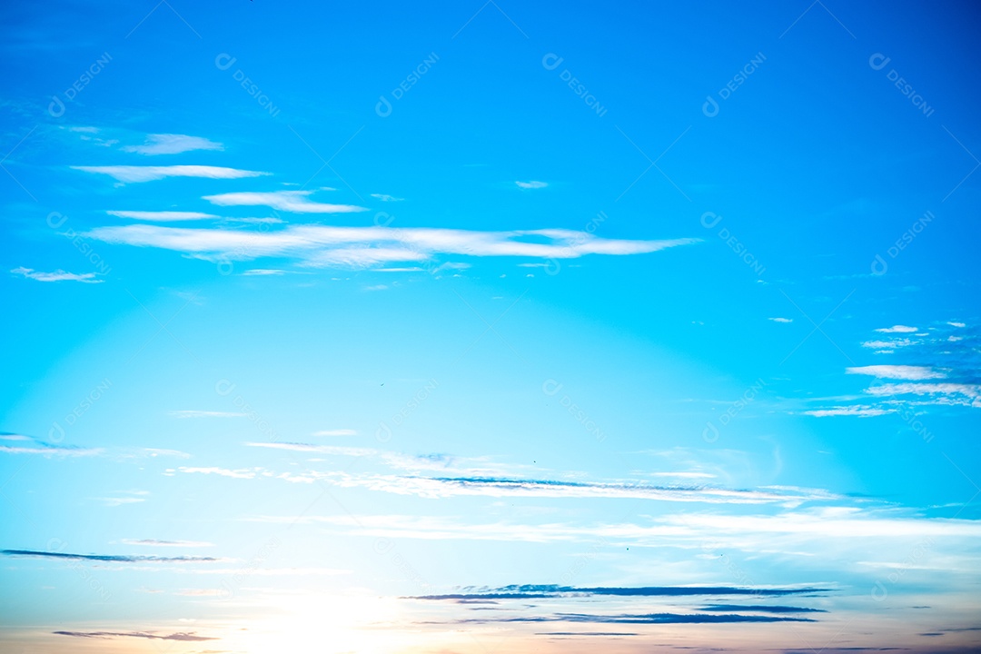 Belo pôr do sol no céu azul. Céu azul com algumas nuvens. céu azu