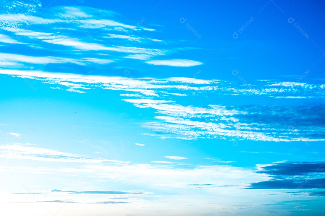 Belo pôr do sol no céu azul. Céu azul com algumas nuvens. céu azu