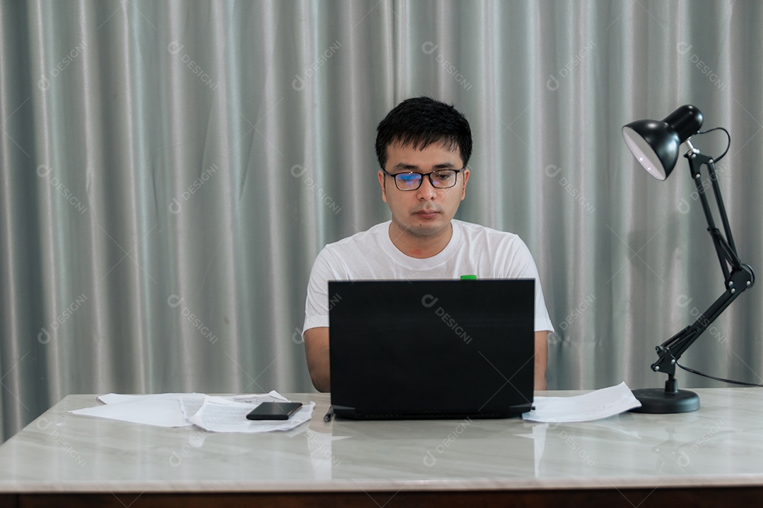 Homem jovem mexendo notebook sobre escritório