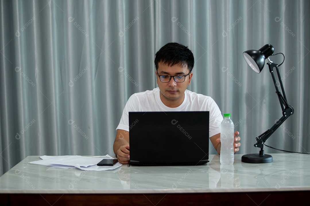 Homem jovem mexendo notebook sobre escritório