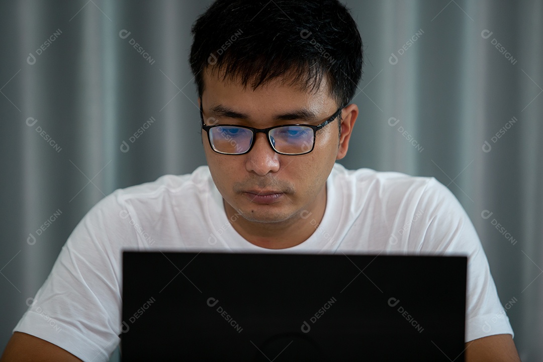 Homem jovem mexendo notebook sobre escritório