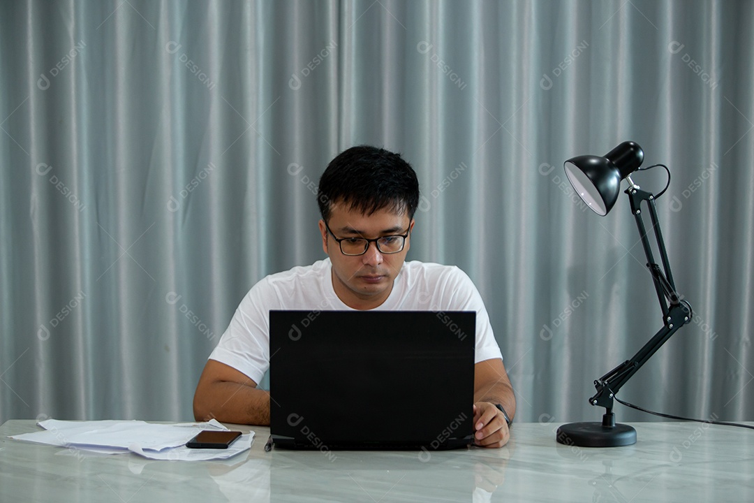 Homem jovem mexendo notebook sobre escritório