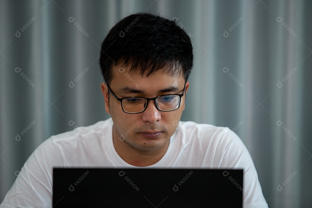 Homem jovem mexendo notebook sobre escritório