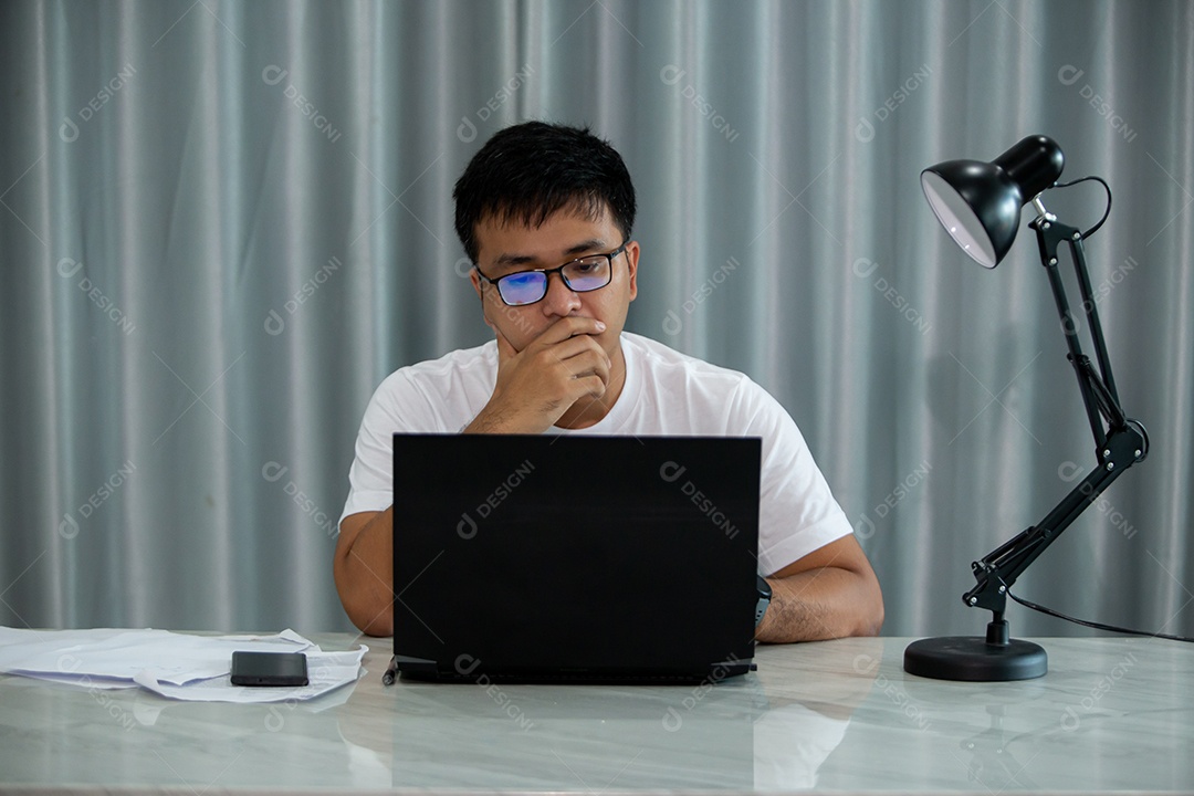 Homem jovem mexendo notebook sobre escritório