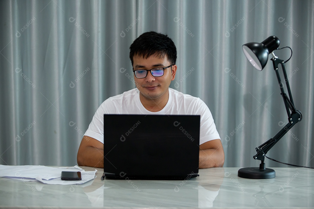 Homem jovem mexendo notebook sobre escritório