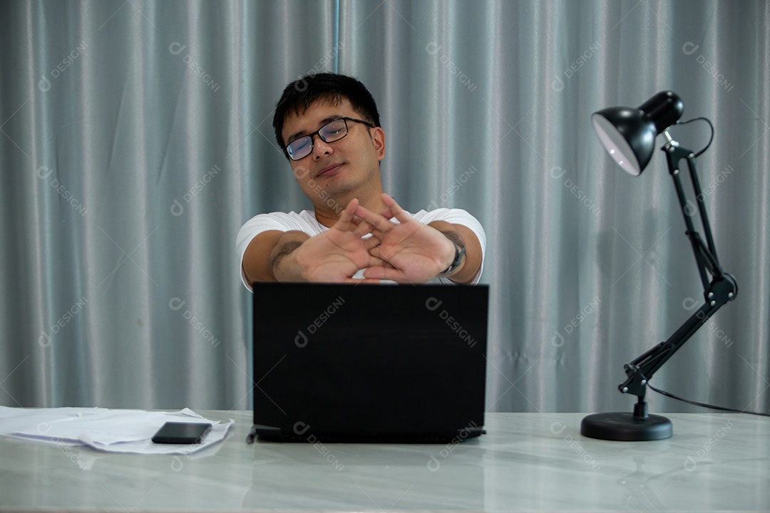 Homem jovem mexendo notebook sobre escritório