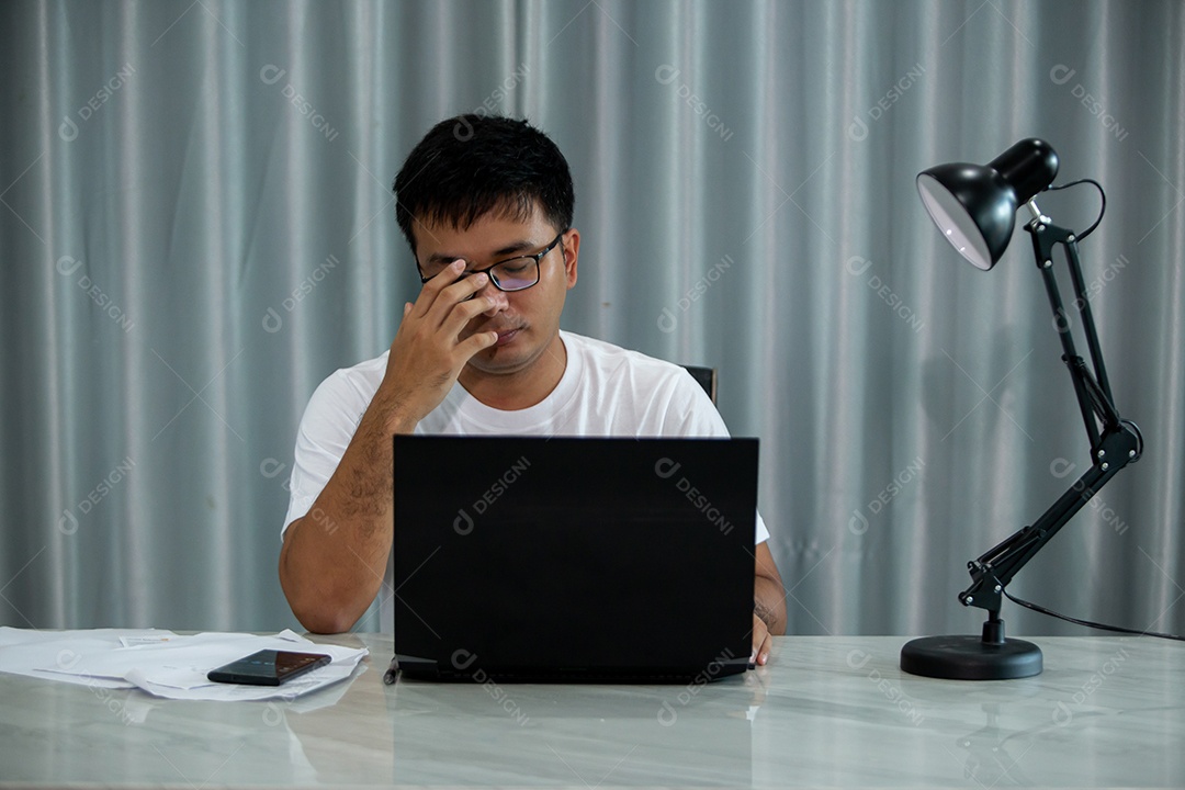 Homem jovem mexendo notebook sobre escritório