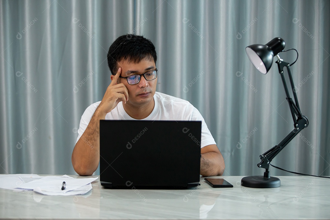 Homem jovem mexendo notebook sobre escritório
