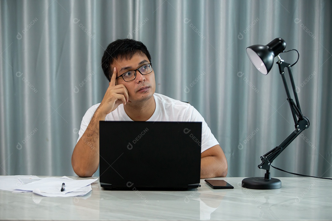 Homem jovem mexendo notebook sobre escritório