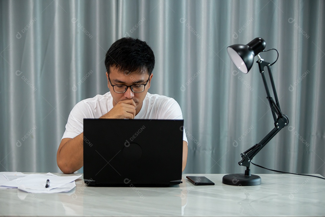 Homem jovem mexendo notebook sobre escritório
